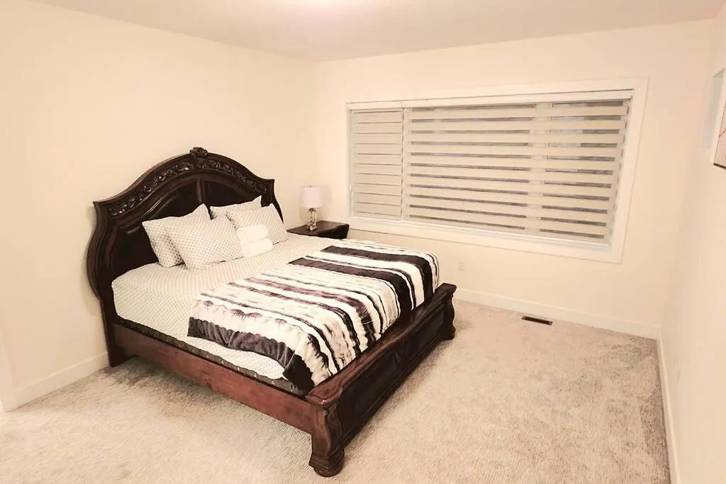 Cheerful 3Bedroom Home With Free Garage Parking Calgary Canada