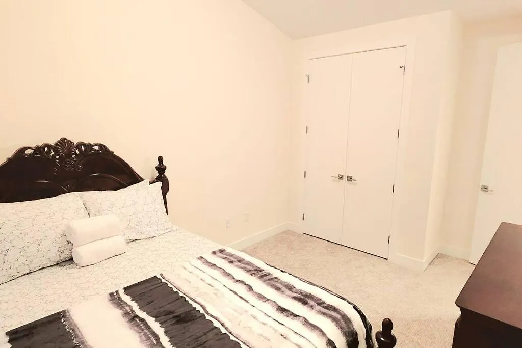 Cheerful 3Bedroom Home With Free Garage Parking Calgary Holiday home
