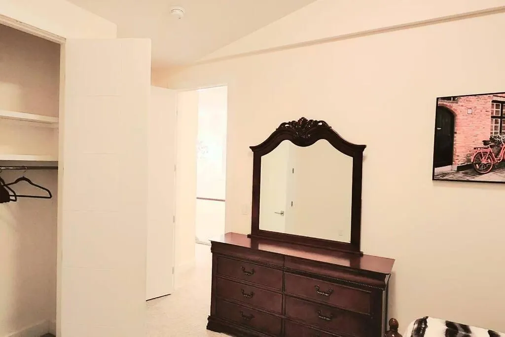 Holiday home Cheerful 3Bedroom Home With Free Garage Parking Calgary
