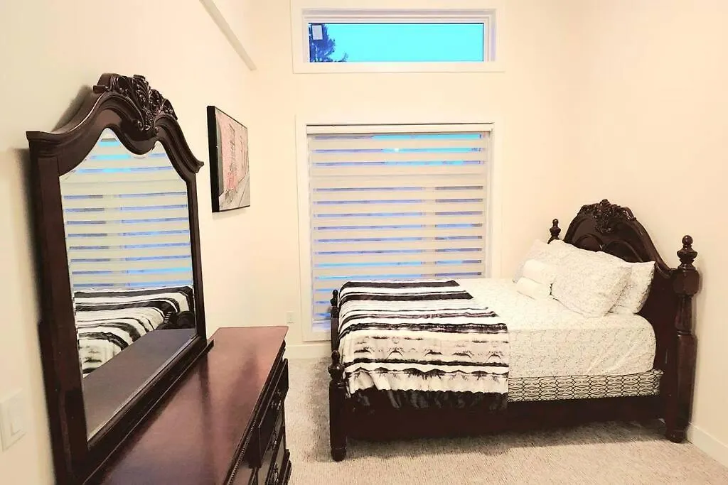 Cheerful 3Bedroom Home With Free Garage Parking Calgary 0*,