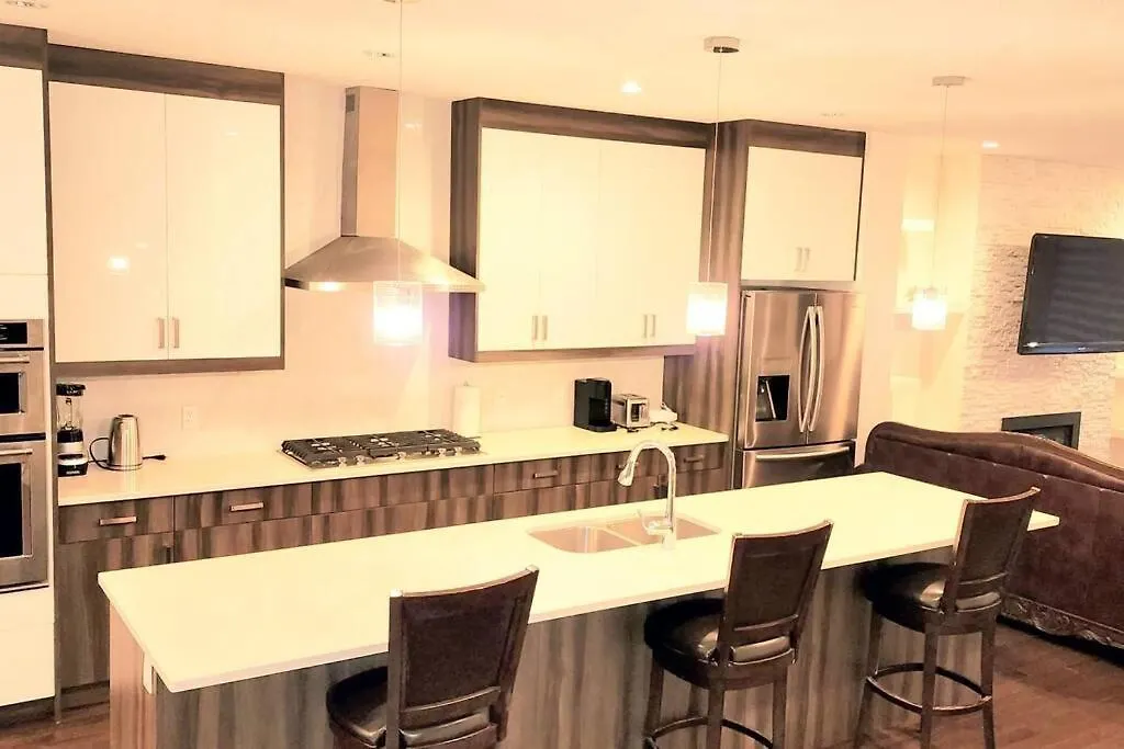 Cheerful 3Bedroom Home With Free Garage Parking Calgary