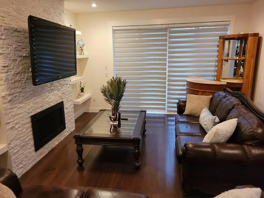 Cheerful 3Bedroom Home With Free Garage Parking Calgary Canada